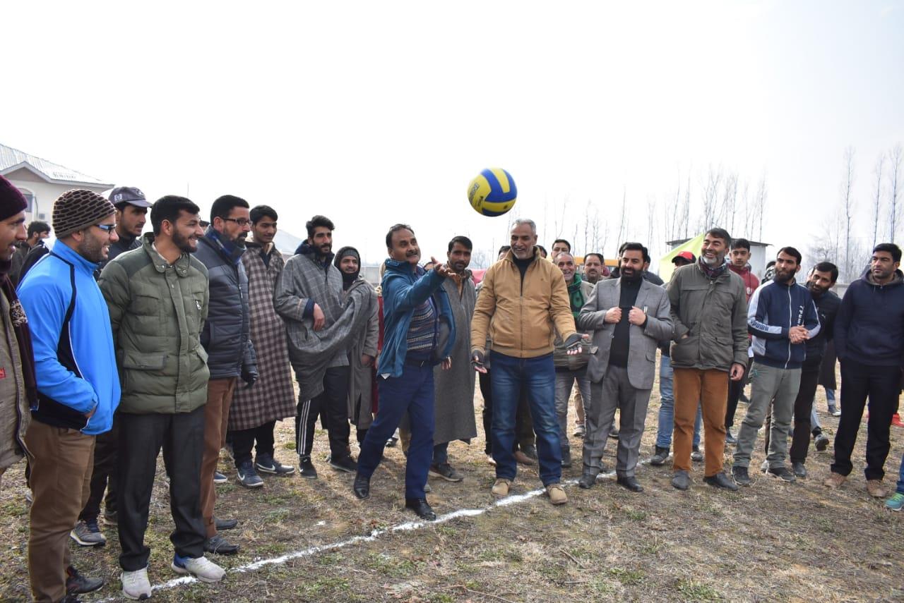 Pulwama volleyball tourney begins, 300 volleyball players participating