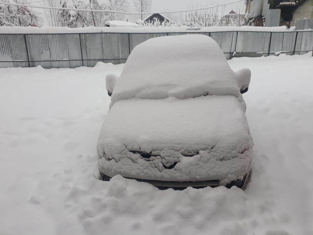 Heavy snow cripples normal life across Kashmir, roads shut, power off