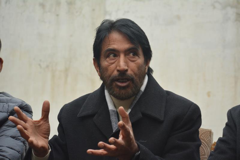 G A Mir condoles death of Tangdhar family