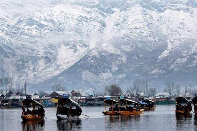 Fresh cold wave intensifies in Kashmir, Srinagar shivers at minus 4.0 degree Celsius