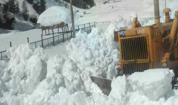 Kupwara-Karnah road reopens, stranded vehicles allowed to ply