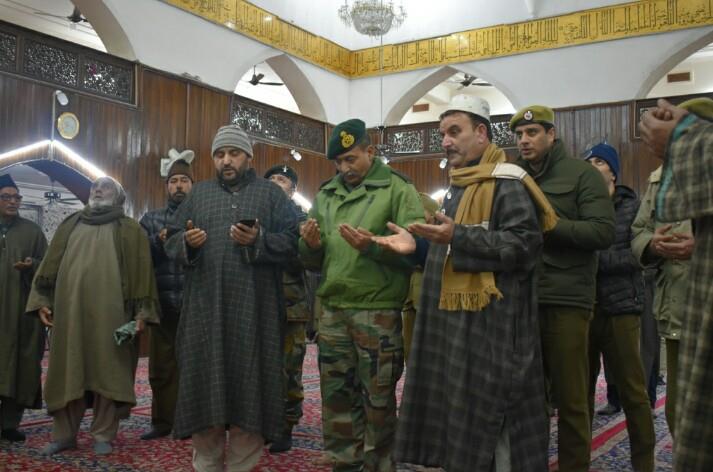 Chinar corps commander visits Hazratbal shrine