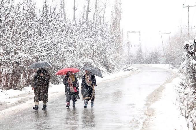 Fresh snowfall in Kashmir, weather to improve from Sunday