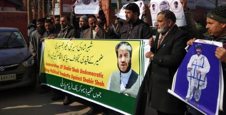 JKDFP holds protest against continuous incarceration of Shabir Shah