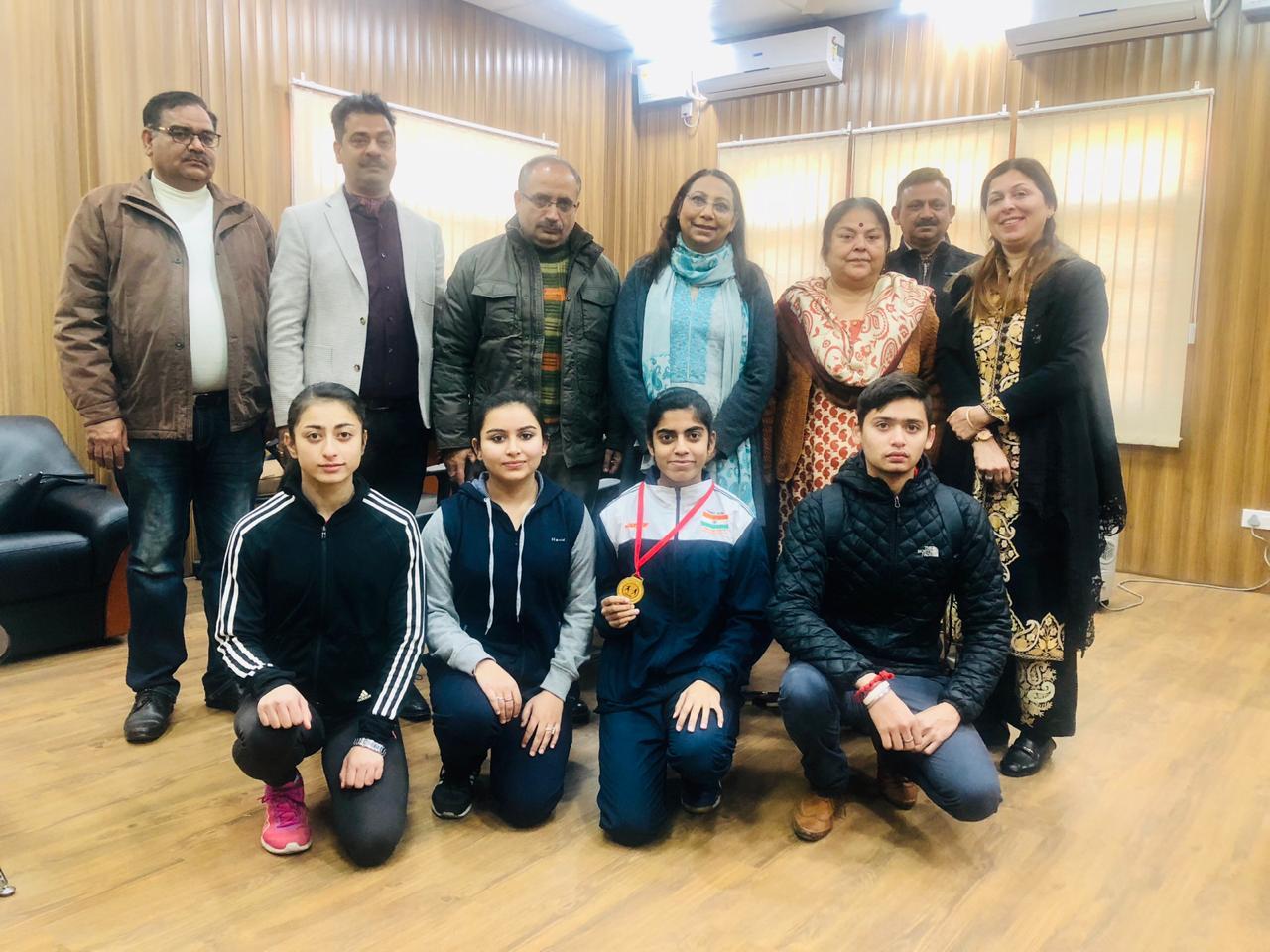 Riya Bakshi of CLUJ lifts Gold medal in AIU Fencing