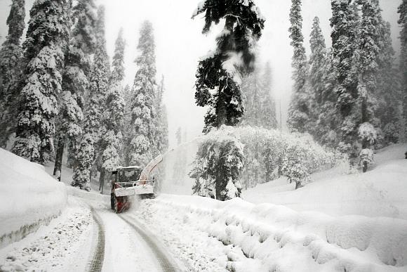 Snowfall in Kashmir, flights suspended at Srinagar airport