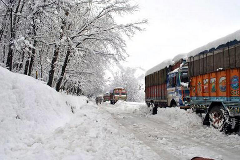 Srinagar-Jammu highway remains closed for third straight day