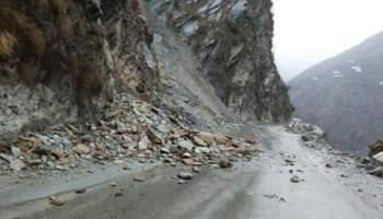 Valley remains cut off as Srinagar-Jammu highway closed on sixth consecutive day