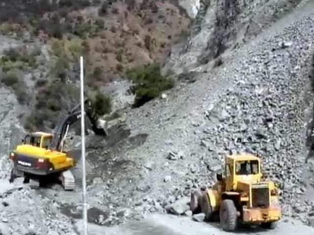 Fresh landslides shut Srinagar-Jammu highway again