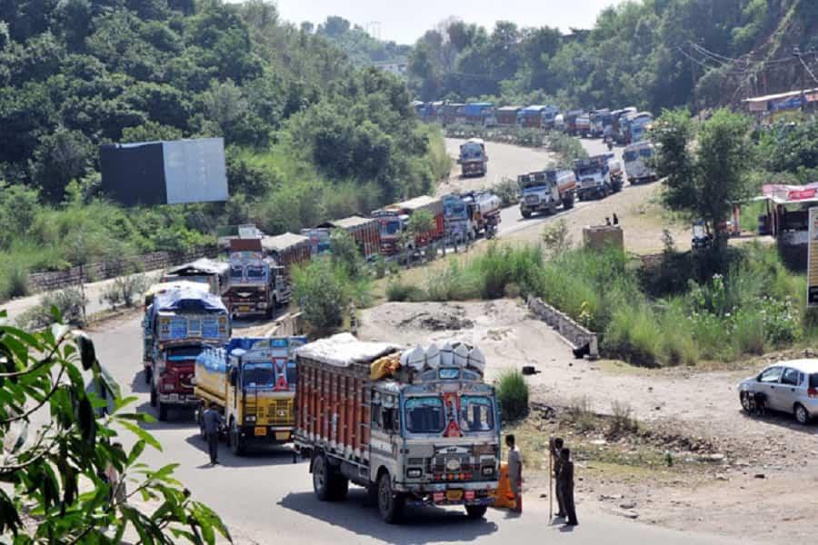 Traffic resumes on Jammu-Srinagar highway, stranded vehicles move to Srinagar