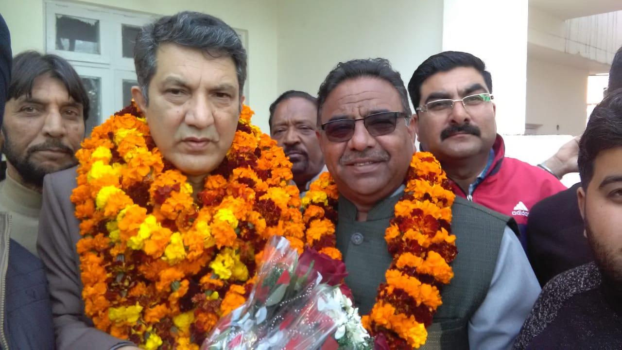 Qayoom Wani receives rousing reception at PDP headquarters