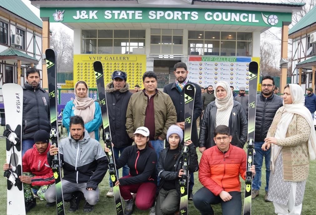 Sarmad Hafeez flags-off student skiers to Russia
