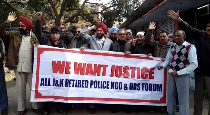 Police veterans hold protest over discrimination in pay anomaly