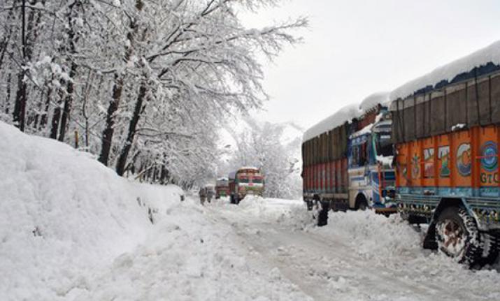 Fresh snowfall closes Jammu-Srinagar highway