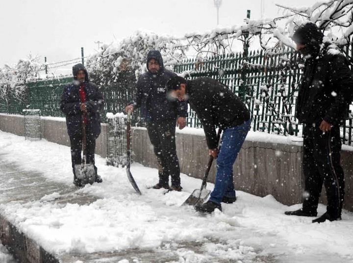 Dy Mayor directs SMC employees to clear snow from lanes, by-lanes in city