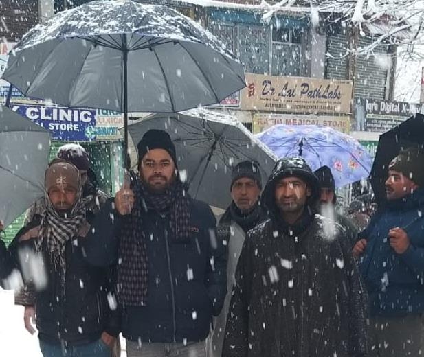 Vikar Rasool concerned over problems confronted to people after heavy snowfall in Banihal