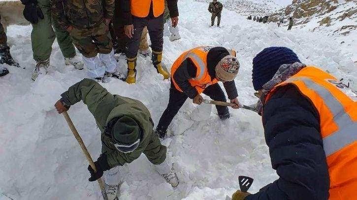 Efforts to rescue policemen from avalanche near Banihal tunnel slow down