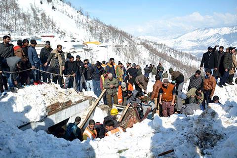 Jawahar Tunnel Avalanche: One more dead body recovered, toll 8
