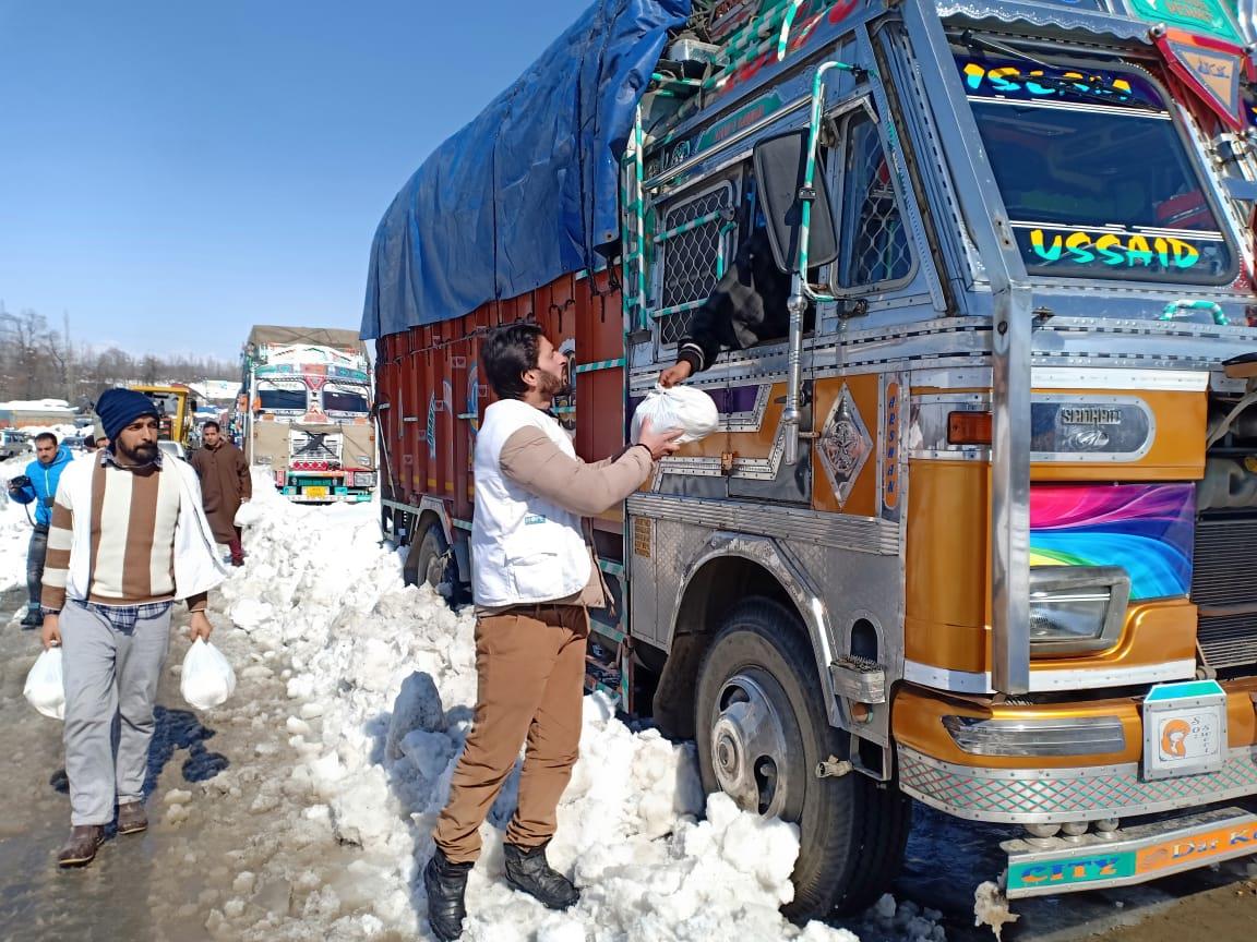 HOPE distributes food kits among stranded passengers on highway