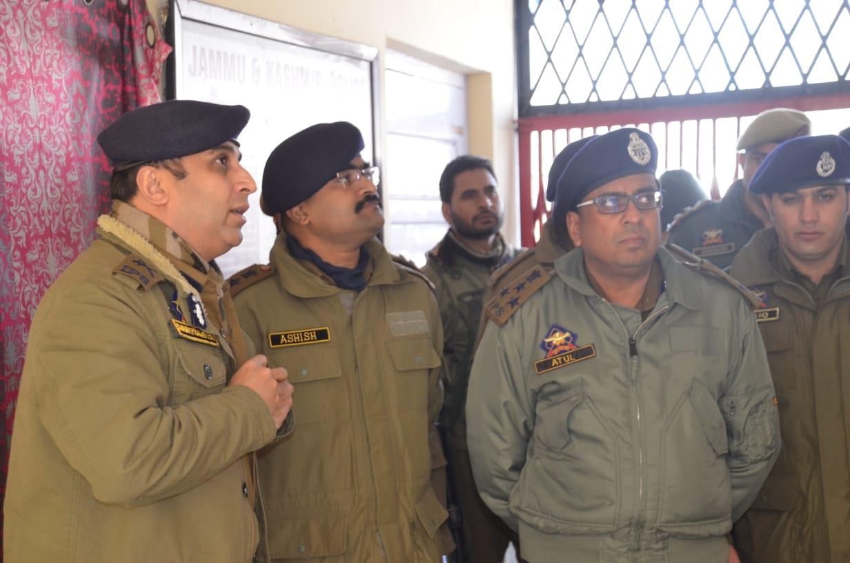 IGP Kashmir visits Handwara, interacts with jawans at PS Kralgund