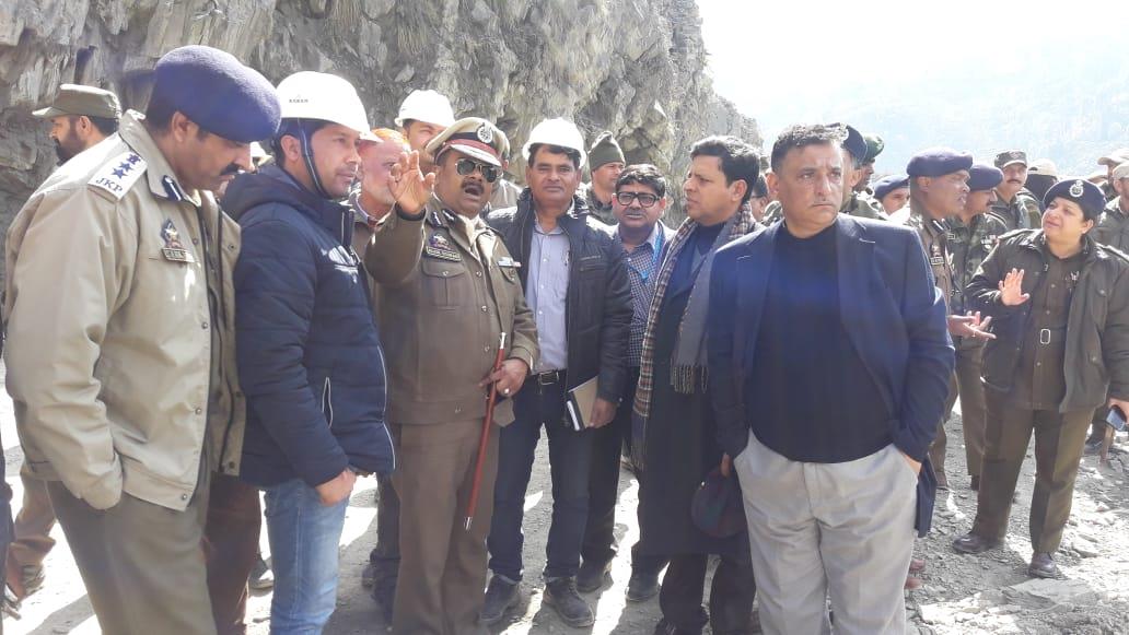Road clearance operation fast tracked on Kashmir highway