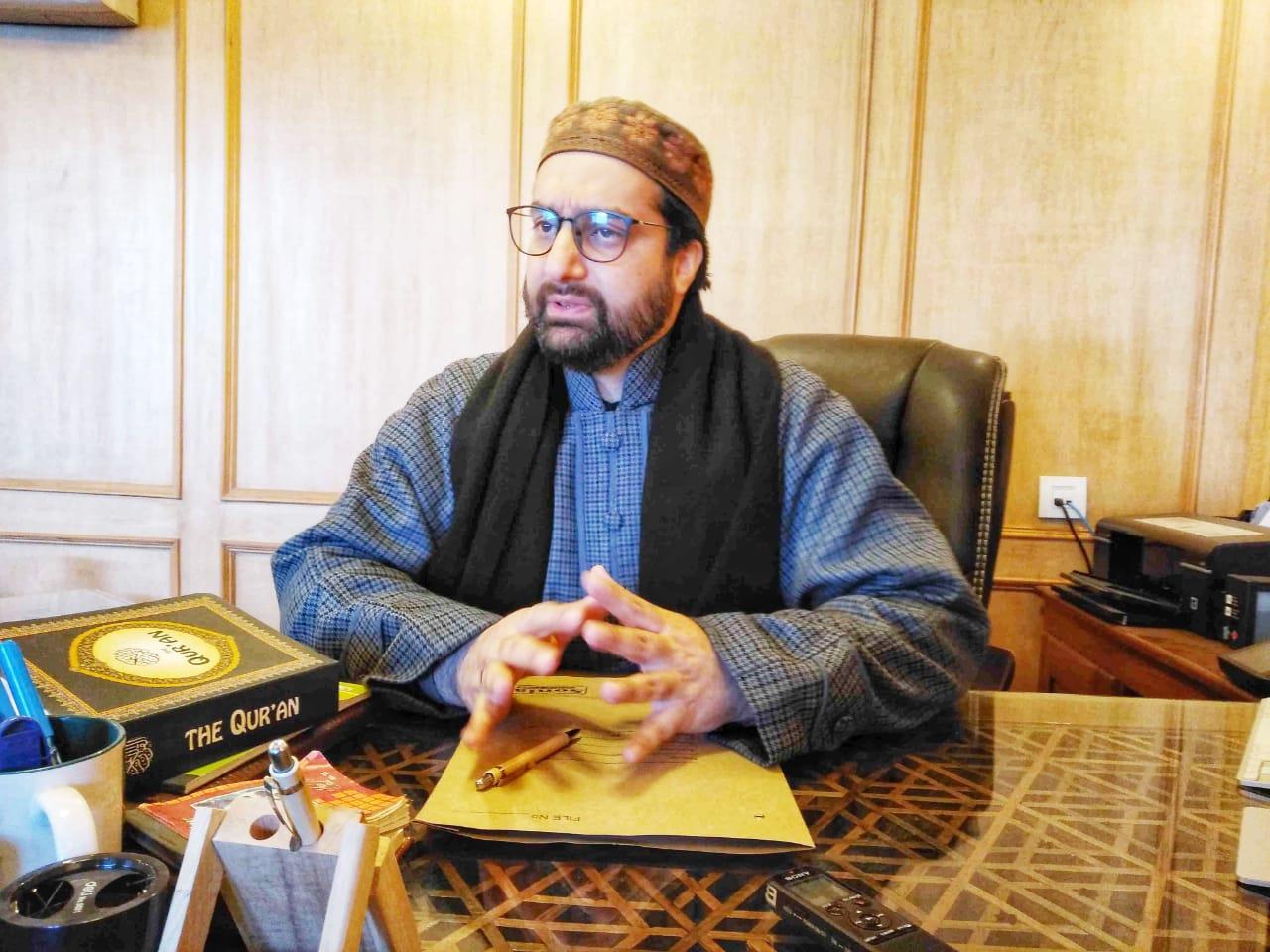 Mirwaiz pays tributes to militants killed in Budgam encounter