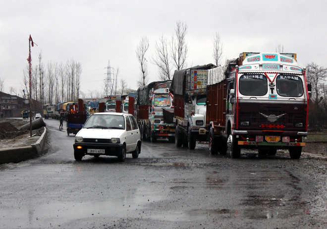 Only stranded vehicles allowed on Jammu-Srinagar highway