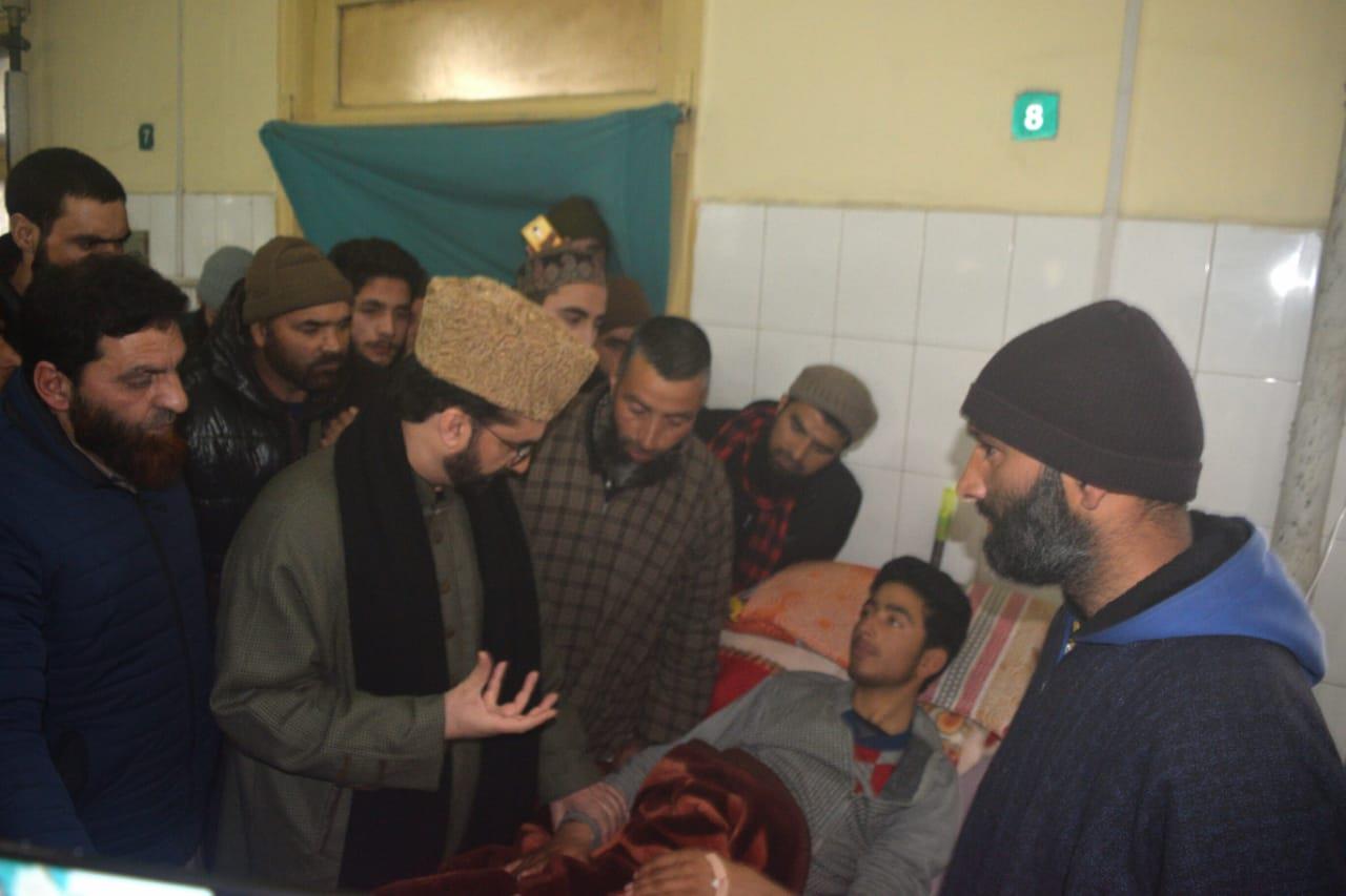 Mirwaiz visits injured Pulwama students at SMHS hospital