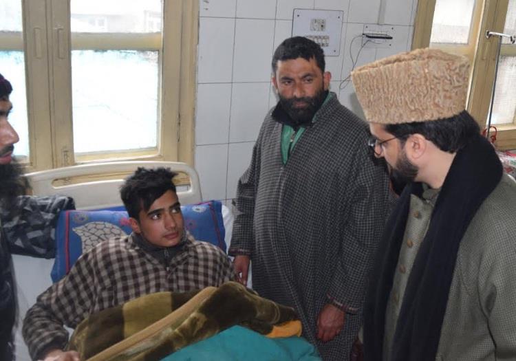 Mirwaiz visits injured Pulwama students at SMHS hospital