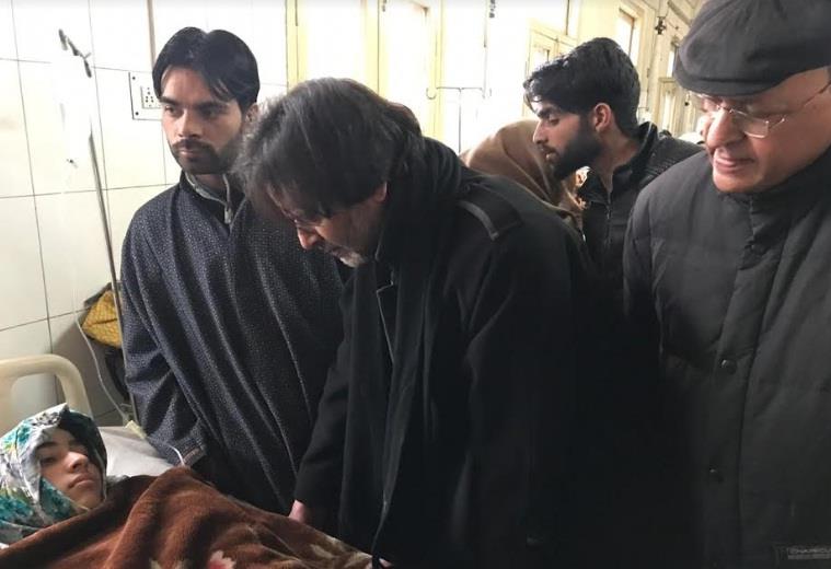 Yasin Malik visits injured Pulwama students at SMHS hospital