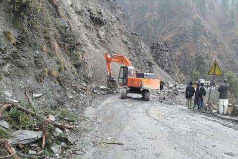 Landslides halt traffic on Jammu-Srinagar highway