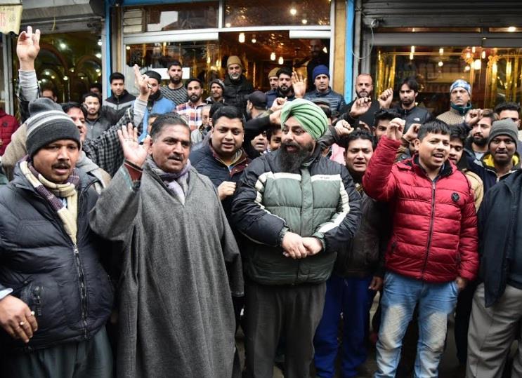 Sikhs, Pandits protest against attacks on Kashmiris outside Valley