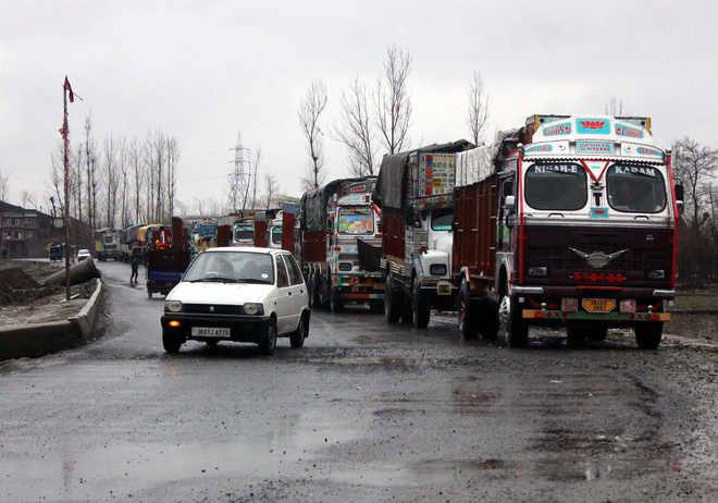 Fresh snowfall, landslides shut Srinagar-Jammu highway