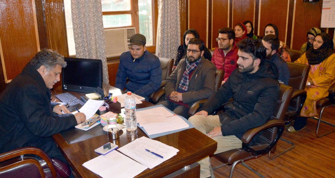 Advisor Ganai reviews stock, supply position of Kashmir, Ladakh divisions
