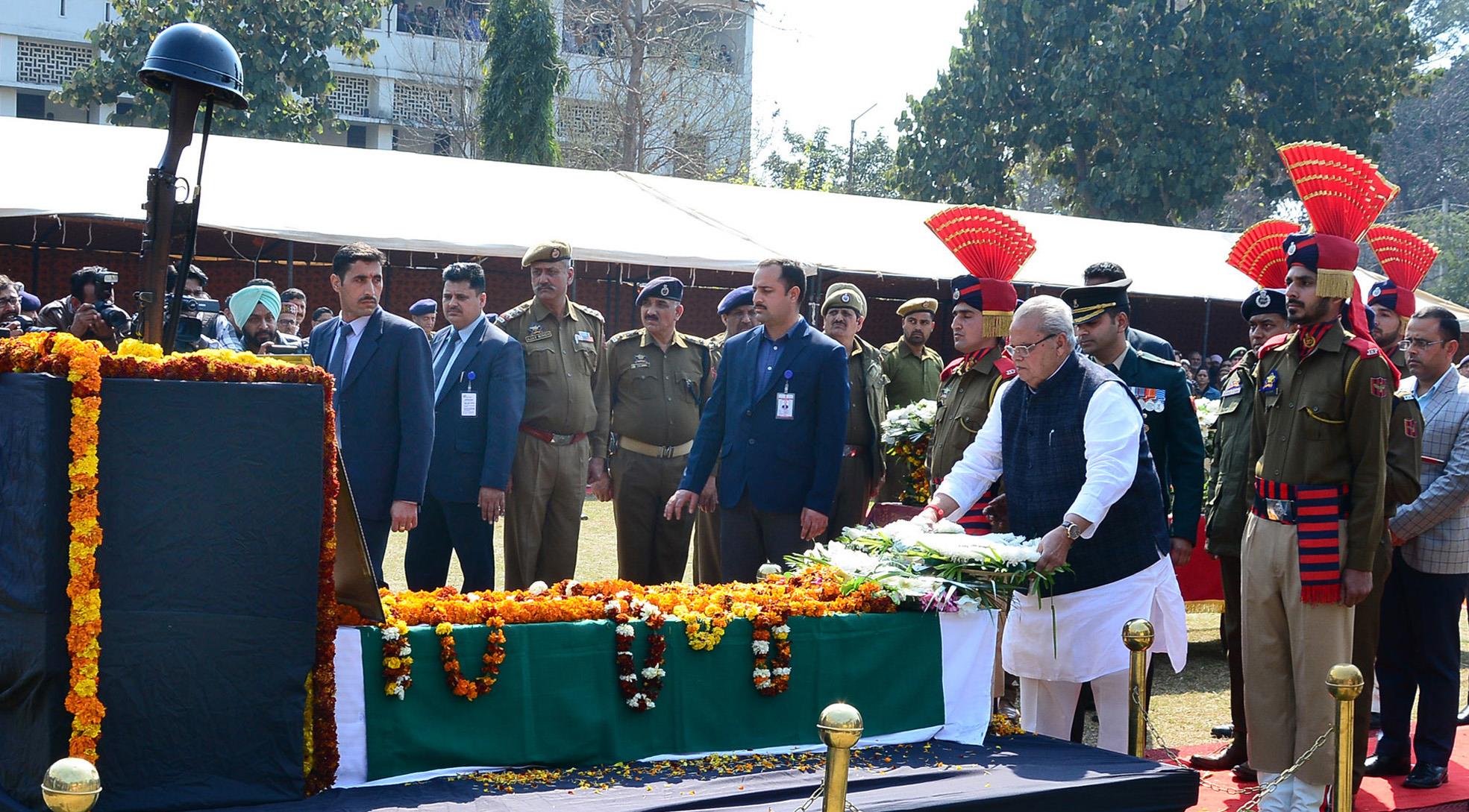 Governor pays homage to Dy. S.P Aman Thakur