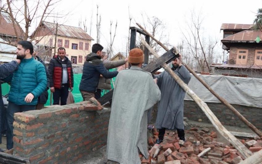 LAWDA conducts demolition drive inside Dal Lake