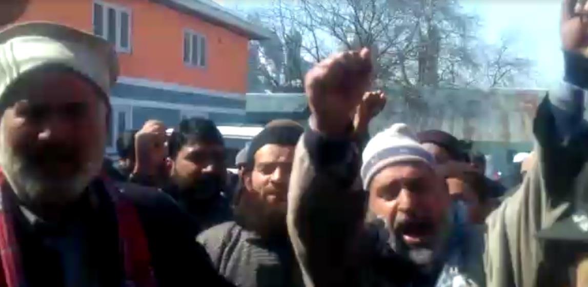 Miseries of residents mount as authorities fail to restore Karnah-Kupwara road