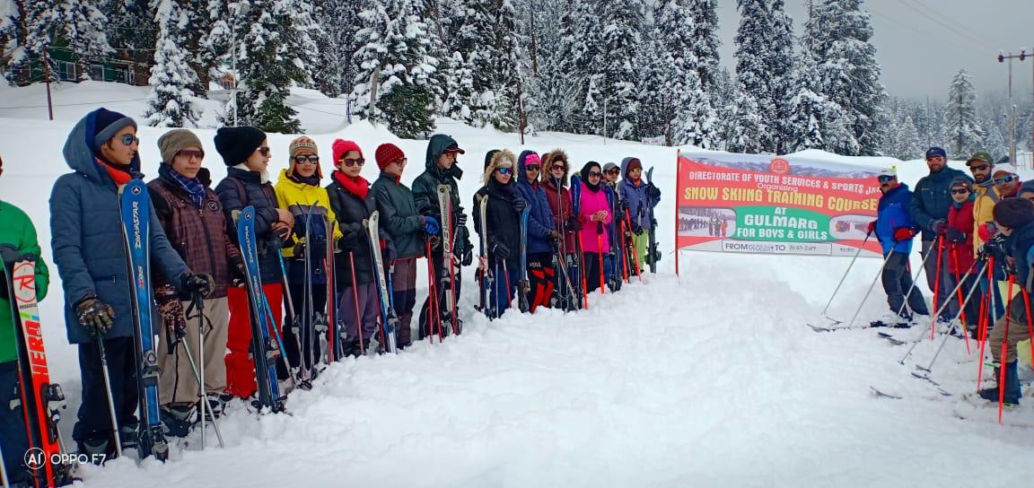 Sports Deptt's skiing course for girls begins, 30 girl students participating