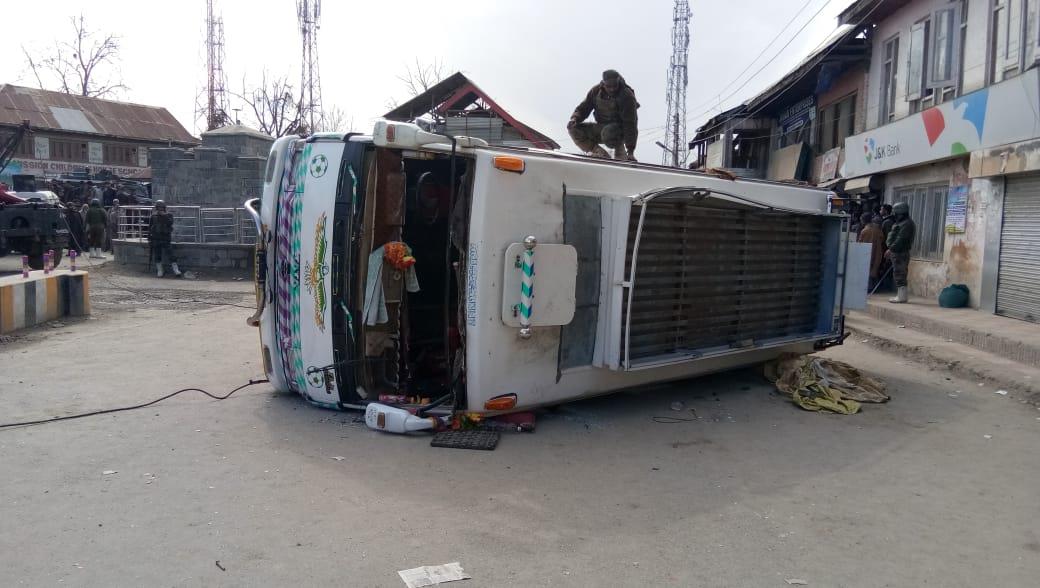 1 dead, dozens injured as vehicle turns turtle in Langate