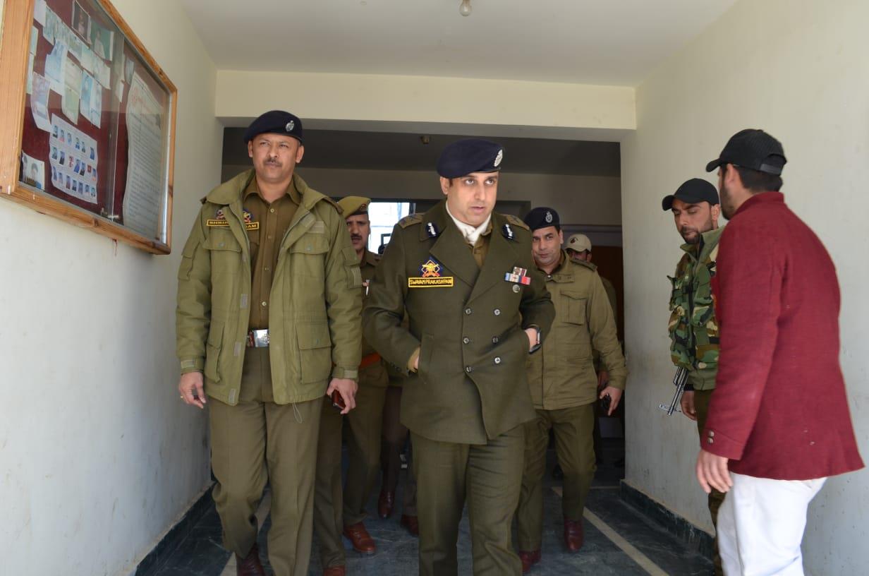 IGP Kashmir interacts with people in Kupwara, inspects local police stations
