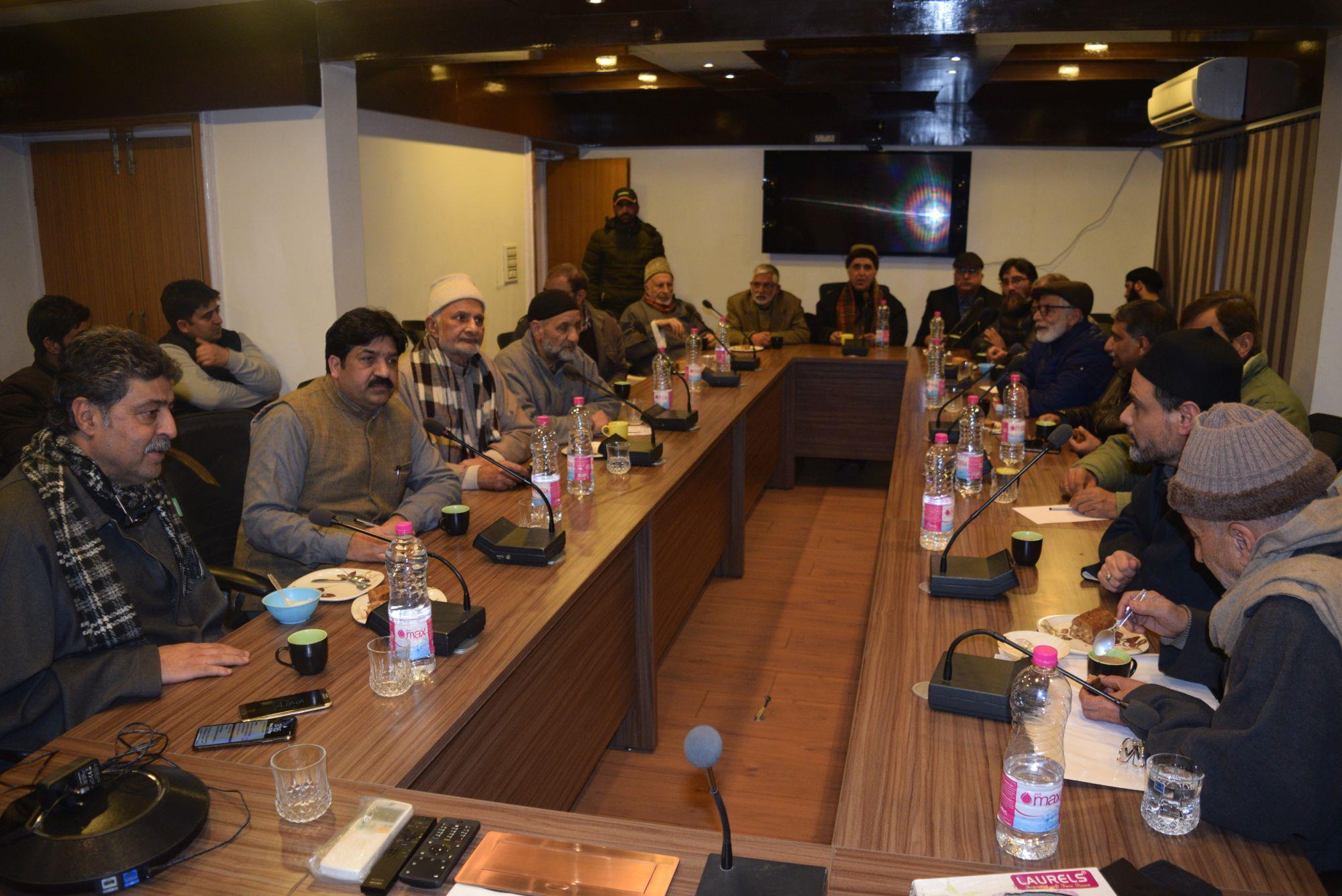 Hurriyat (M) extends solidarity with Mirwaiz on current crises