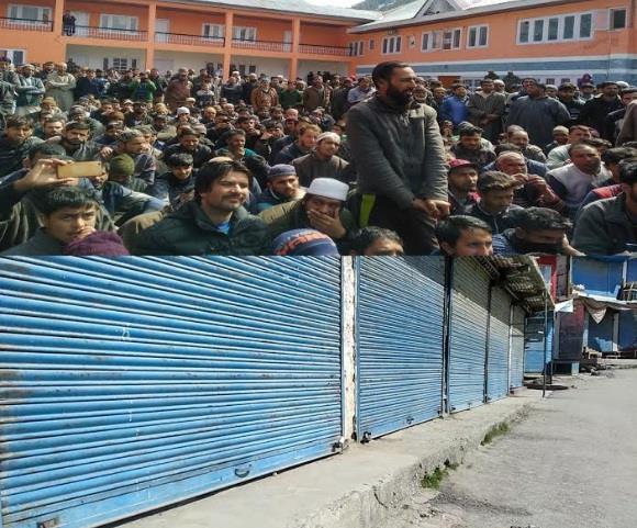 Karnah shuts, locals protest against delay in construction of Sadhna tunnel