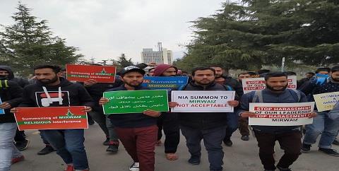 KU students protest against NIA's summon to Mirwaiz, custodial death of youth