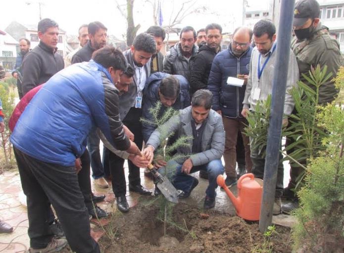 In Nouroz, SMC Mayor kick starts plantation drive