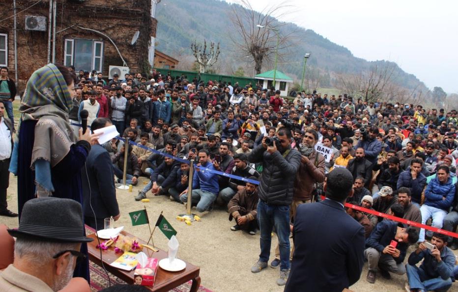 Thousands of youngsters show up at Mehbooba Mufti’s house
