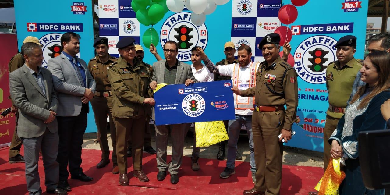 Traffic Police City Srinagar, 98.3 Radio Mirchi organize awareness program