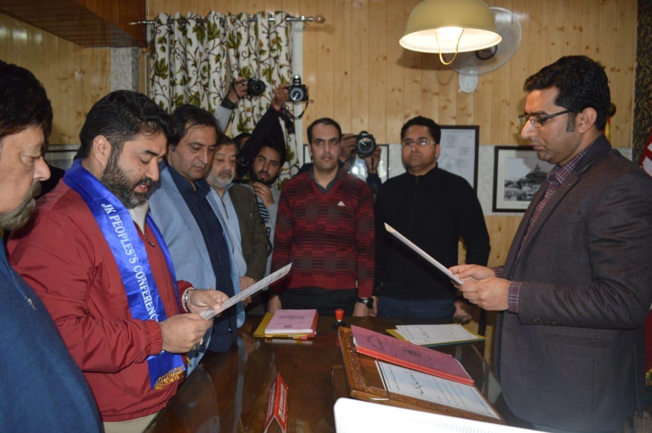 LS polls: PC’s Irfan files nomination papers for Srinagar constituency