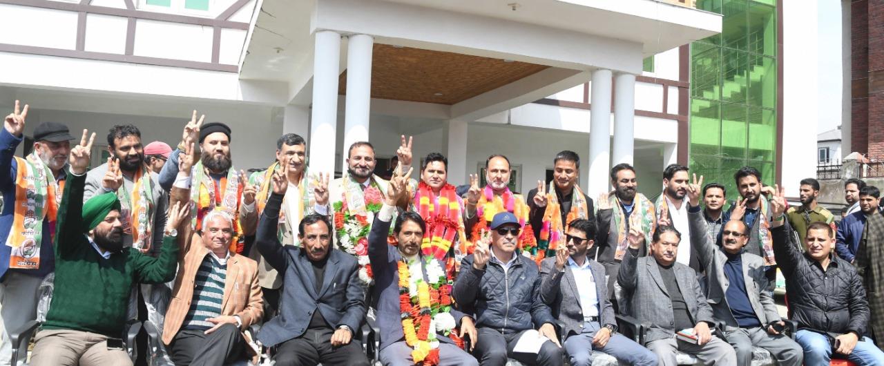Former IAS Officer, prominent political leaders join Congress