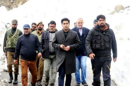 DC Shopian takes stock of snow clearance process on Mughal road