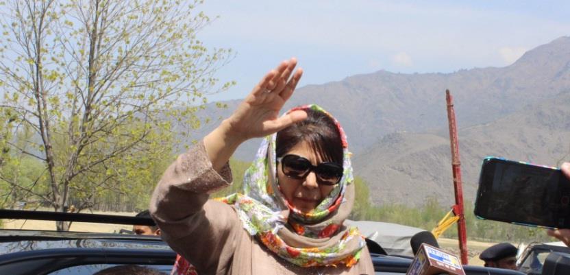 Mehbooba turns Geelani, asks people to come out on highway, defy ban